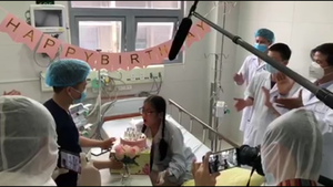 Video: Nữ bệnh nhân xúc động đón sinh nhật tại bệnh viện Bạch Mai