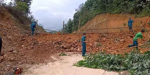 Quảng Ninh: Giải tỏa các điểm đổ đất chặn đường vào thôn chống Covid-19