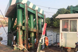 Tàu chở gần 200 container đâm vào cầu phao phà Cát Lái