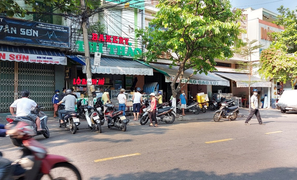 Đà Nẵng: Nhiều tiệm bánh mì kín khách trong ngày đầu cấm quán ăn bán qua mạng
