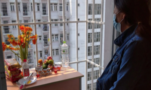 Không kịp về để tang chồng, vợ lập bàn thờ ở khu cách ly