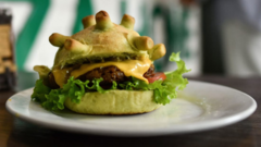 Cận cảnh quy trình làm bánh hamburger hình virus corona ở Hà Nội