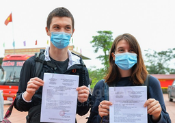 Hết hạn cách ly, 2 du khách Ireland viết thư cảm ơn lực lượng chức năng 