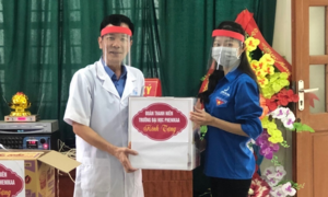 Sinh viên làm mũ chắn giọt bắn tặng bác sĩ nơi tuyến đầu chống Covid-19