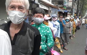 Video: Người bán vé số xếp hàng dài nhận cơm miễn phí trong mùa dịch
