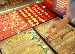 Số người Mỹ thất nghiệp tăng chóng mặt, giá vàng quay đầu đi lên