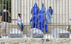 Cảnh tang thương ở Ecuador mùa Covid-19: Quan tài xếp trên vỉa hè chờ mai táng