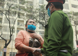 Chia tay khu cách ly Tứ Hiệp: Dân xúc động cảm ơn cán bộ, chiến sĩ