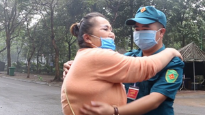 Video: Công dân hết cách ly cảm động ôm cám ơn chiến sĩ ngày chia tay