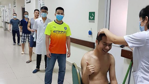 Phút thư giãn hiếm hoi nơi tuyến đầu chống dịch Covid-19