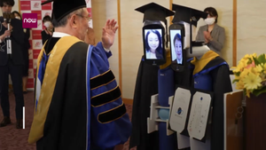 Video: Lễ tốt nghiệp online, robot nhận bằng thay sinh viên