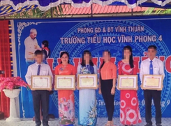 Miễn nhiệm nữ hiệu trưởng cầm giấy khen của đồng nghiệp để 'ra oai' 