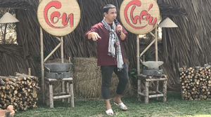 Quyền Linh mặc áo bà ba, đi dép tổ ong dẫn gameshow