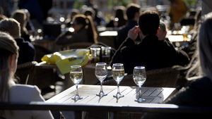 Thụy Điển chống dịch khác người, để dân chơi trò 'cò quay Nga' với Covid-19