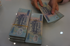 Lãnh đạo ngân hàng giảm 50% lương do ảnh hưởng Covid-19