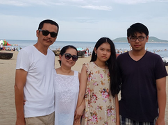 Cuộc sống hạnh phúc của NSND Trung Anh bên vợ và hai con