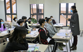 Gần 40.000 cán bộ, giáo viên ở Hà Nội bị cắt, giảm lương do Covid-19