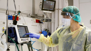 Phó Thủ tướng yêu cầu đẩy mạnh sản xuất máy thở trong nước