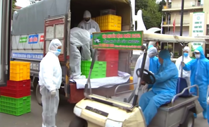 Video: Cận cảnh quy trình đưa thực phẩm vào tâm dịch bệnh viện Bạch Mai 