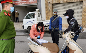 Ảnh: Nhắc nhở, xử phạt hàng loạt người vi phạm quy định chống Covid-19 ở Hà Nội