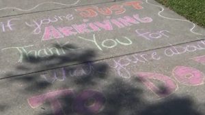 Video: Lời nhắn cảm động viết trên vỉa hè bệnh viện Mỹ thời Covid-19