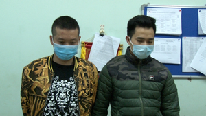 Video: Bắt giữ 2 kẻ đấm vào mặt công an khi bị nhắc nhở tụ tập đông người