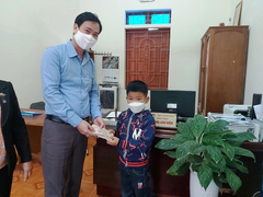 Học sinh lớp 2 'đập lợn' lấy tiền ủng hộ phòng chống COVID-19