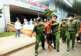 Khống chế kẻ mang xăng, dao tới bệnh viện đập phá rồi phóng hỏa