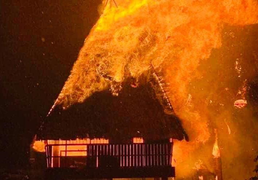 Nhà rông nổi tiếng ở Kon Tum cháy ngùn ngụt trong đêm, khói cao hàng chục mét