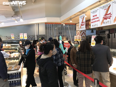 Mặc áo mưa, chen nhau mua bánh mì khi đi siêu thị giữa đại dịch Covid-19