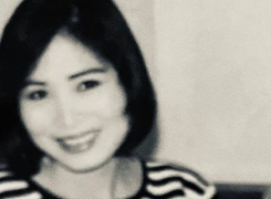 NSND Hồng Vân mang theo búp bê mặc váy của con cho đỡ nhớ khi đi lưu diễn