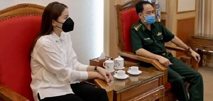 Hoa hậu Kỳ Duyên ủng hộ trang phục bảo hộ, nước rửa tay cho bộ đội biên phòng