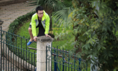 Người Thủ đô trèo rào, chui vào công viên để tập thể dục bất chấp lệnh cấm