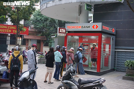 Hà Nội: Xếp hàng rút tiền tại ATM, 'phớt lờ' Covid-19 