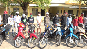 Gần 50 thanh niên đua xe trên Quốc lộ 80, bất chấp lệnh cách ly xã hội