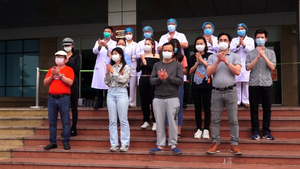 Video: 11 bệnh nhân mắc Covid-19 được xuất viện tại Hà Nội