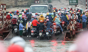 Trăm người chen chân tại phà Tuần Mây giữa mùa dịch: Hải Dương chỉ đạo khẩn