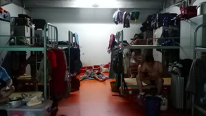 Lao động nhập cư chê khu cách ly tại Singapore chật chội, thiếu vệ sinh