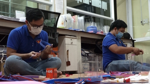 Video: Cán bộ phường ở Đắk Lắk tự làm hàng nghìn nón chống dịch Covid -19
