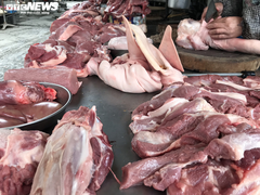 Giá thịt lợn ở chợ giảm 'nhỏ giọt', siêu thị vẫn cao ngất 