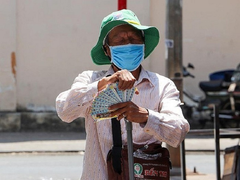 TP.HCM chi tiền hỗ trợ người bán vé số dạo trước 10/4