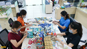 Dân công sở gói quà, sáng tác nhạc tặng y bác sĩ tuyến đầu chống dịch