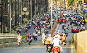 Chuyên gia y tế đề nghị phạt nặng người vô ý thức đổ ra đường giữa dịch bệnh