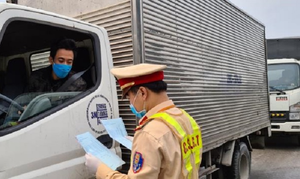 Video: Hàng trăm ôtô, xe máy phải quay đầu không được vào Bắc Ninh