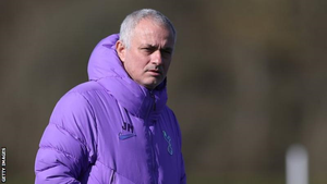 Vi phạm quy định cách ly xã hội chống COVID-19, HLV Mourinho nhận lỗi
