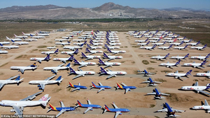 Covid-19: Bến bãi hoang vắng, hàng nghìn máy bay xếp hàng 'đắp chiếu'