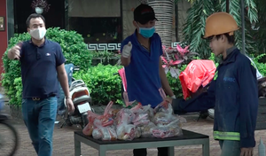 Hình ảnh kẻ giàu 'cướp' đồ ủng hộ người nghèo: Nhóm từ thiện lên tiếng