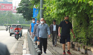 Công viên đóng cửa, người Hà Nội tràn ra vỉa hè tập thể dục giữa đại dịch