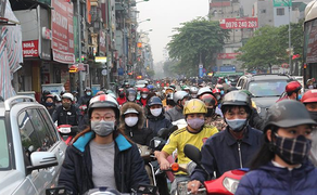 Cách ly xã hội vì COVID-19, đường phố Hà Nội vẫn đông nghẹt giờ cao điểm