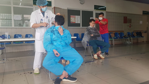  ‘Cửa hàng cắt tóc miễn phí’ trong khu cách ly viện Bạch Mai